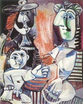 パブロ・ピカソ Painting - 男性女性と子供 2 1970 パブロ・ピカソ